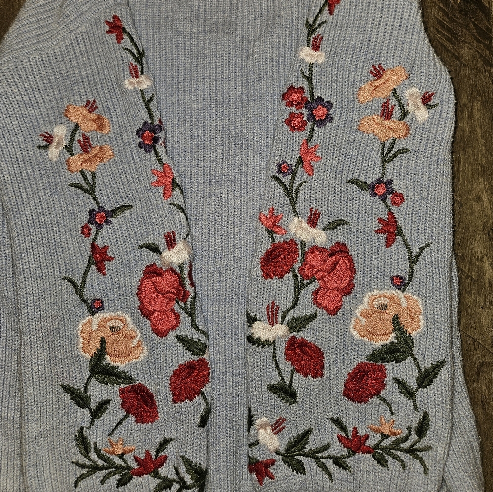 American Eagle Blue Floral Embroidered Sweater - Size Small🌹 - Picture 6 of 9